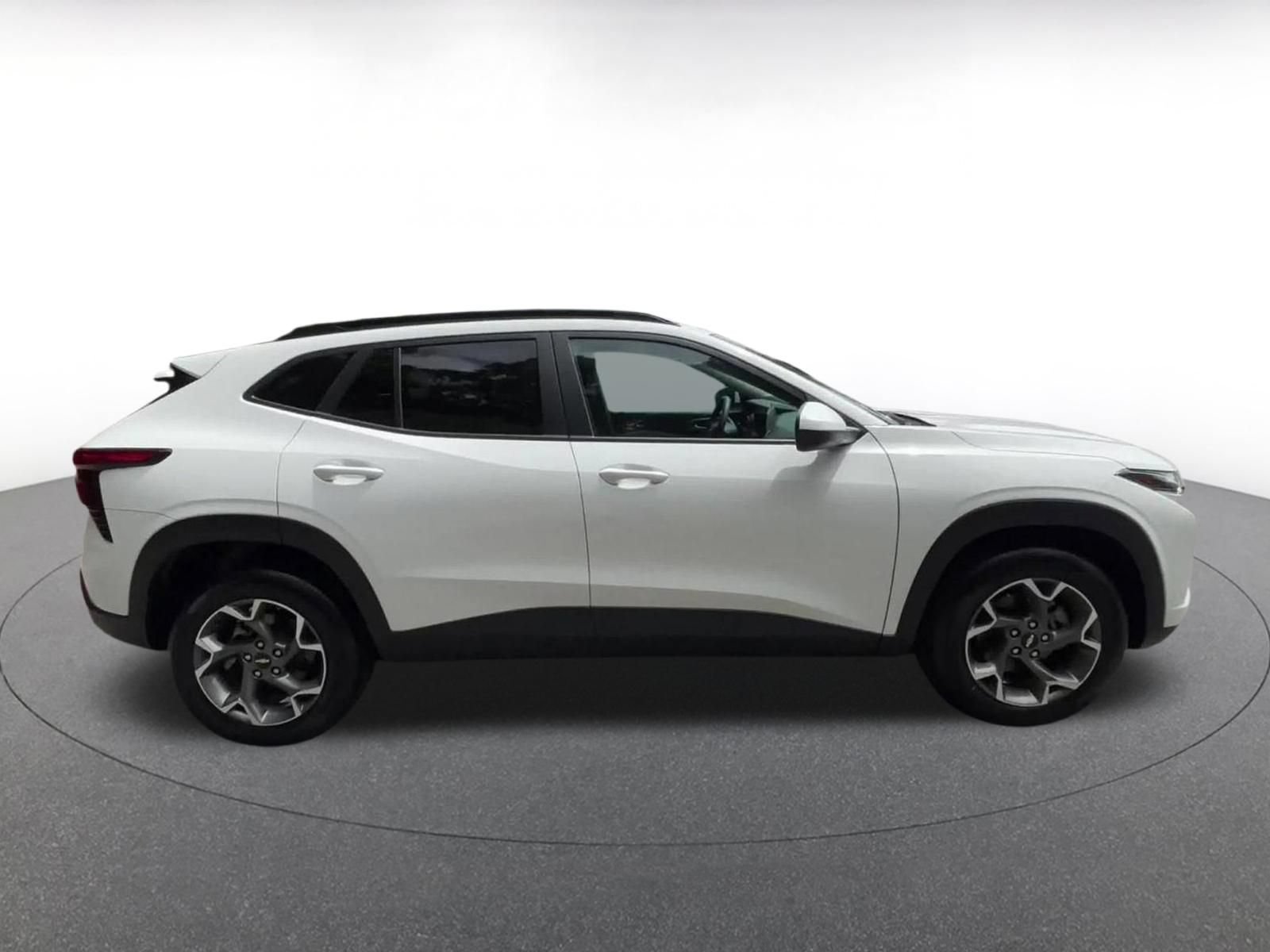 Used 2025 Chevrolet Trax LT FWD image 16