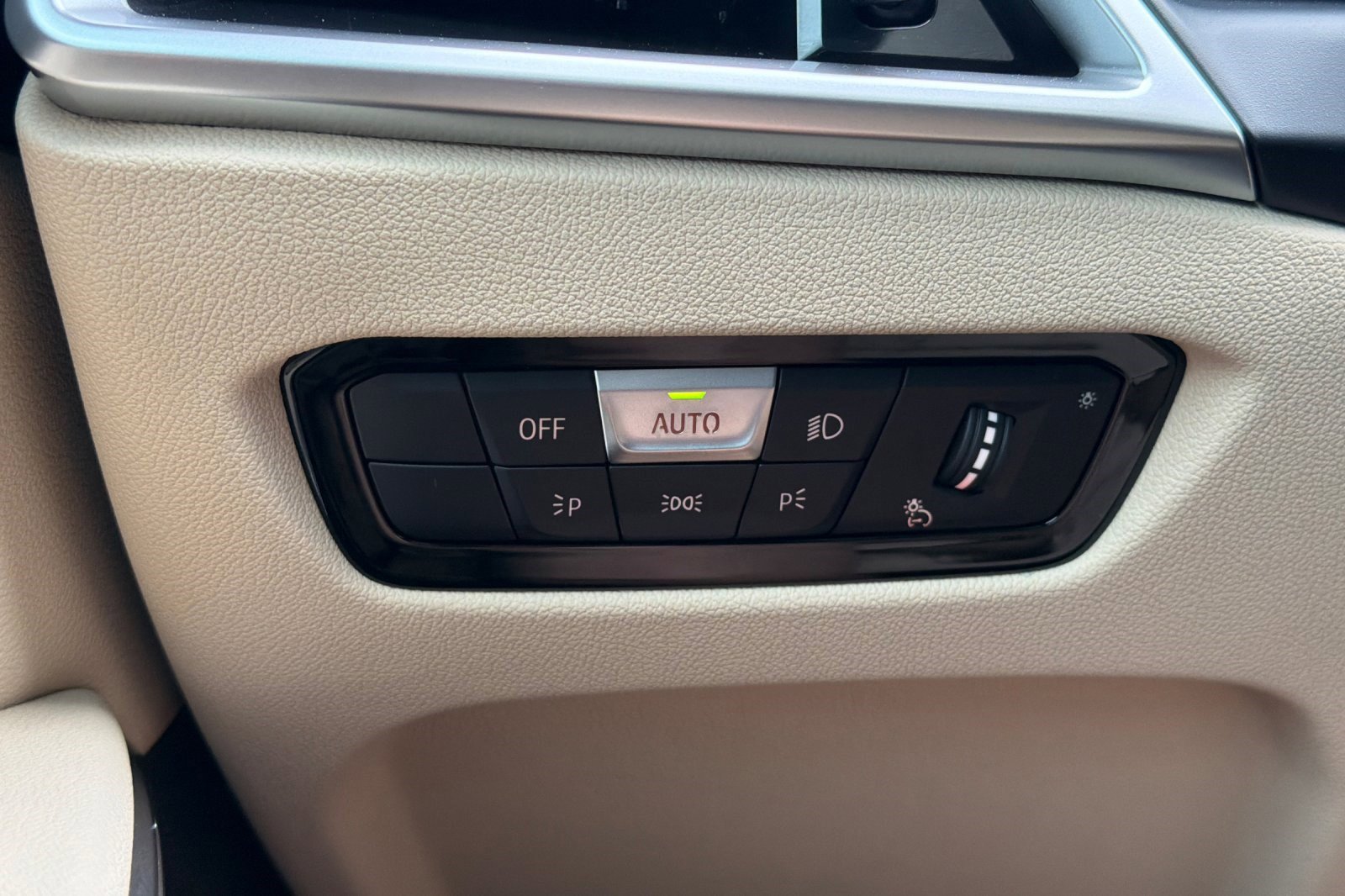 Used 2025 BMW 330i Sedan w/ Convenience Package image 36