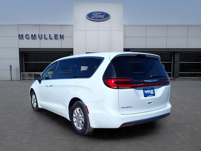 Used 2024 Chrysler Pacifica Touring-L image 3