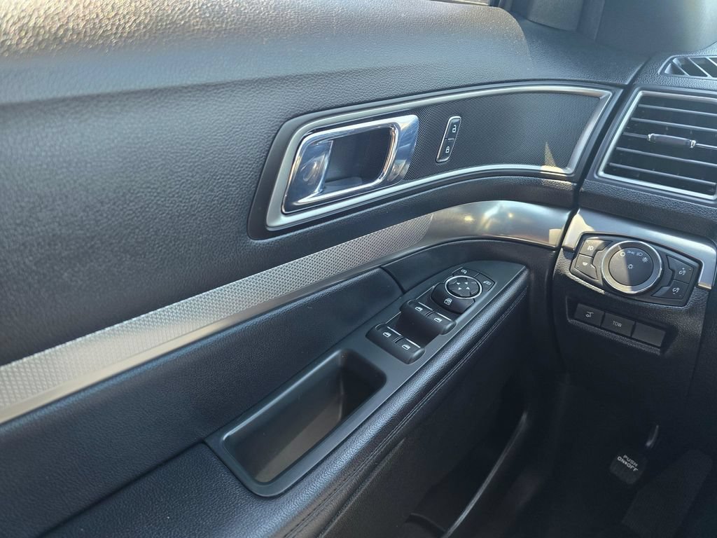 Used 2018 Ford Explorer XLT w/ Equipment Group 202A AWD/4WD image 32