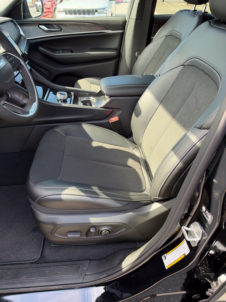 New 2027 Jeep Grand Cherokee Altitude AWD/4WD image 9