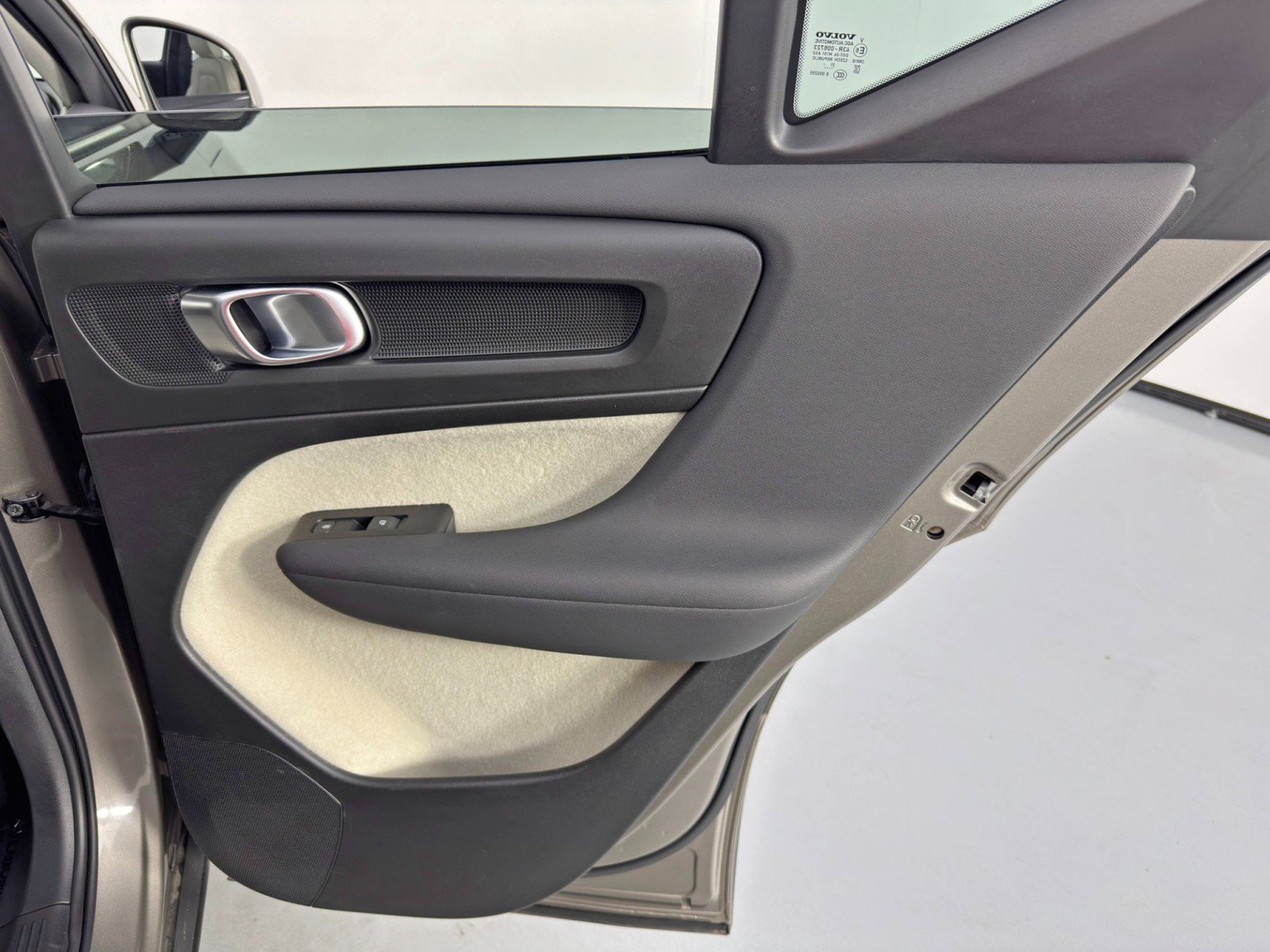 Used 2022 Volvo XC40 T5 Momentum w/ Premium Package image 43