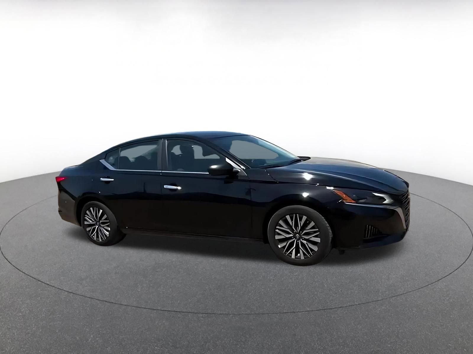 Used 2025 Nissan Altima 2.5 SV FWD image 2