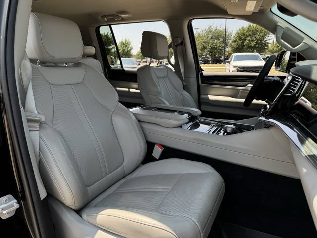 Used 2022 Jeep Wagoneer Series III AWD/4WD image 31