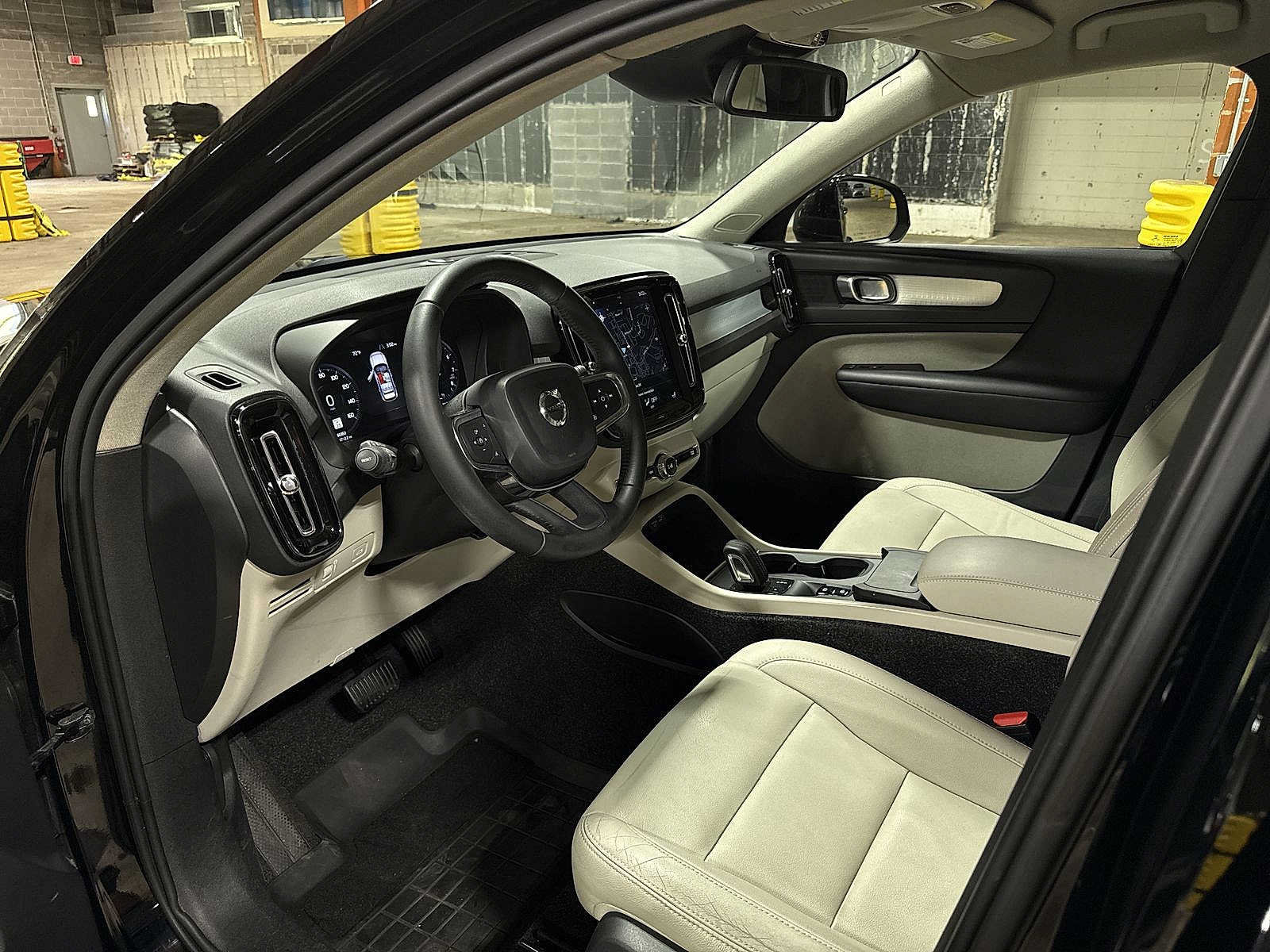 Used 2019 Volvo XC40 T4 Momentum FWD image 29