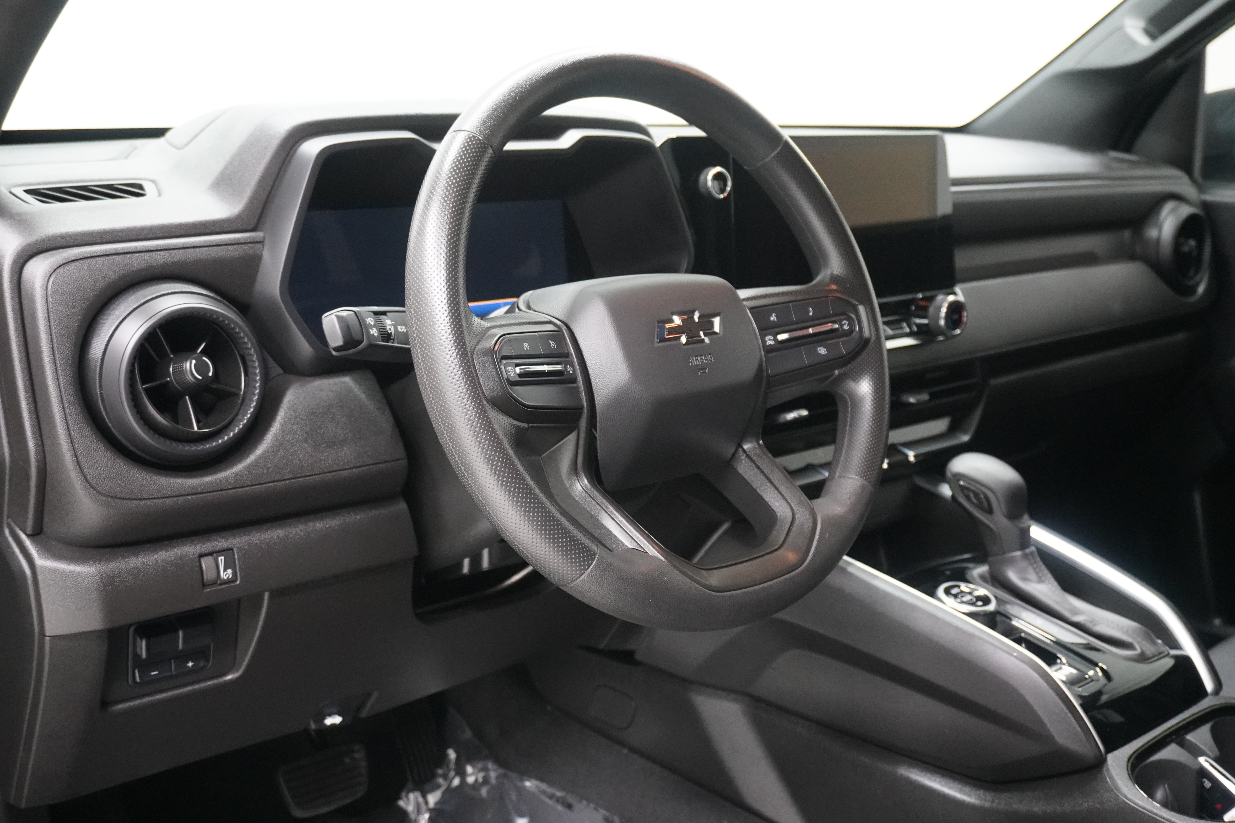 Used 2024 Chevrolet Colorado Trail Boss w/ Advanced Trailering Package AWD/4WD image 10