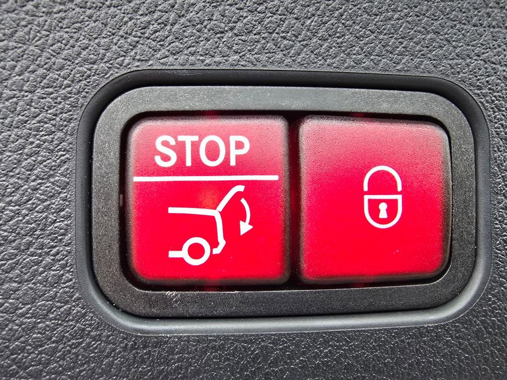 Used 2025 Mercedes-Benz GLC 300 4MATIC image 20