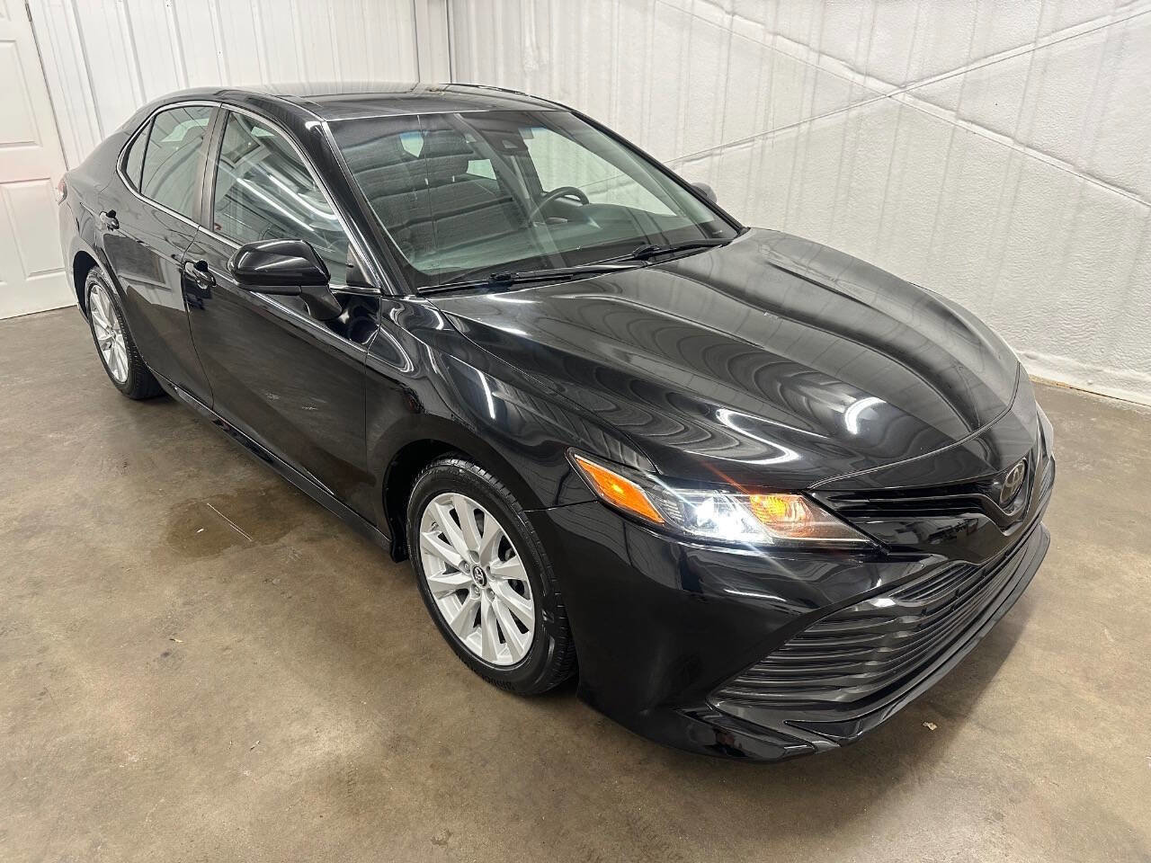 Used 2018 Toyota Camry LE image 7
