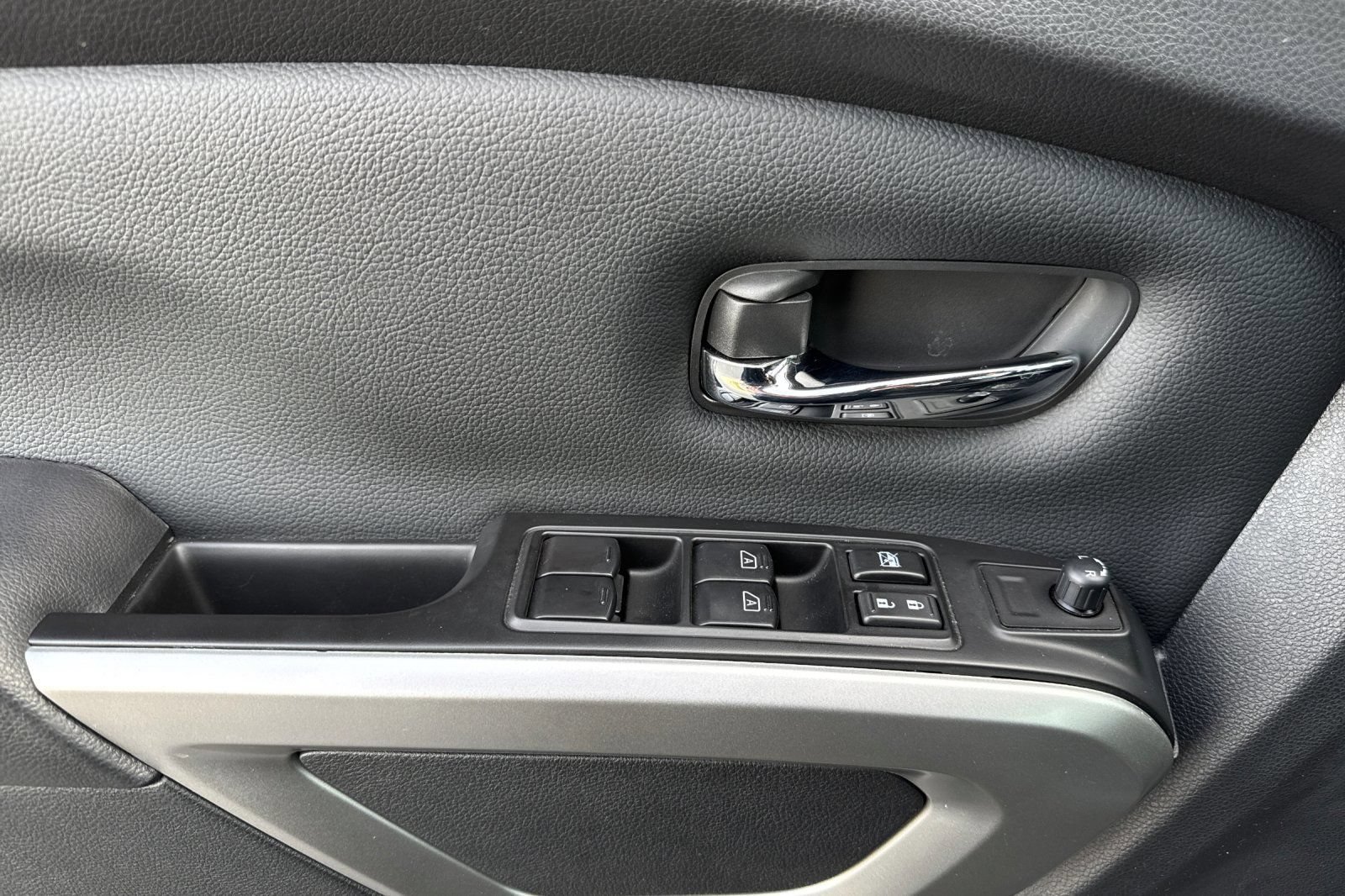 Used 2024 Nissan Titan SV w/ SV Convenience Package RWD image 8