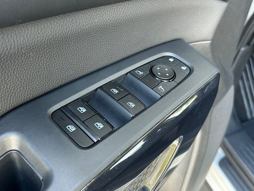 Used 2025 Nissan Pathfinder SV image 26