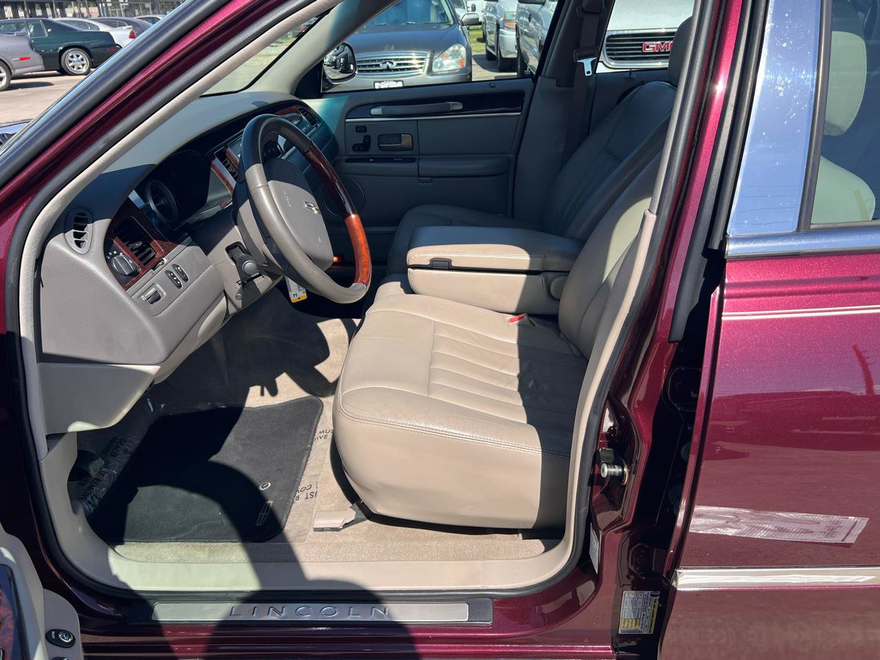 Used 2006 Lincoln Town Car Signature RWD image 25