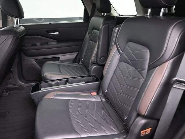 Used 2024 Nissan Pathfinder Platinum image 12