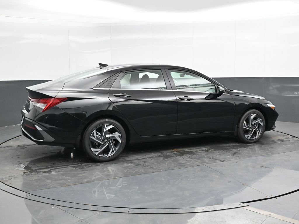 Used 2025 Hyundai Elantra Limited FWD image 3