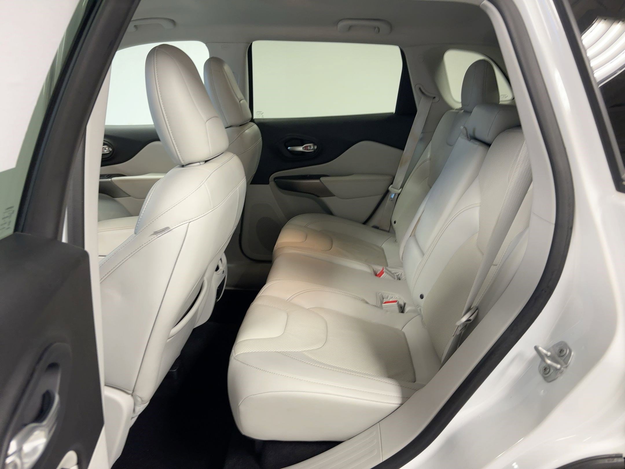 Used 2019 Jeep Cherokee Limited image 14