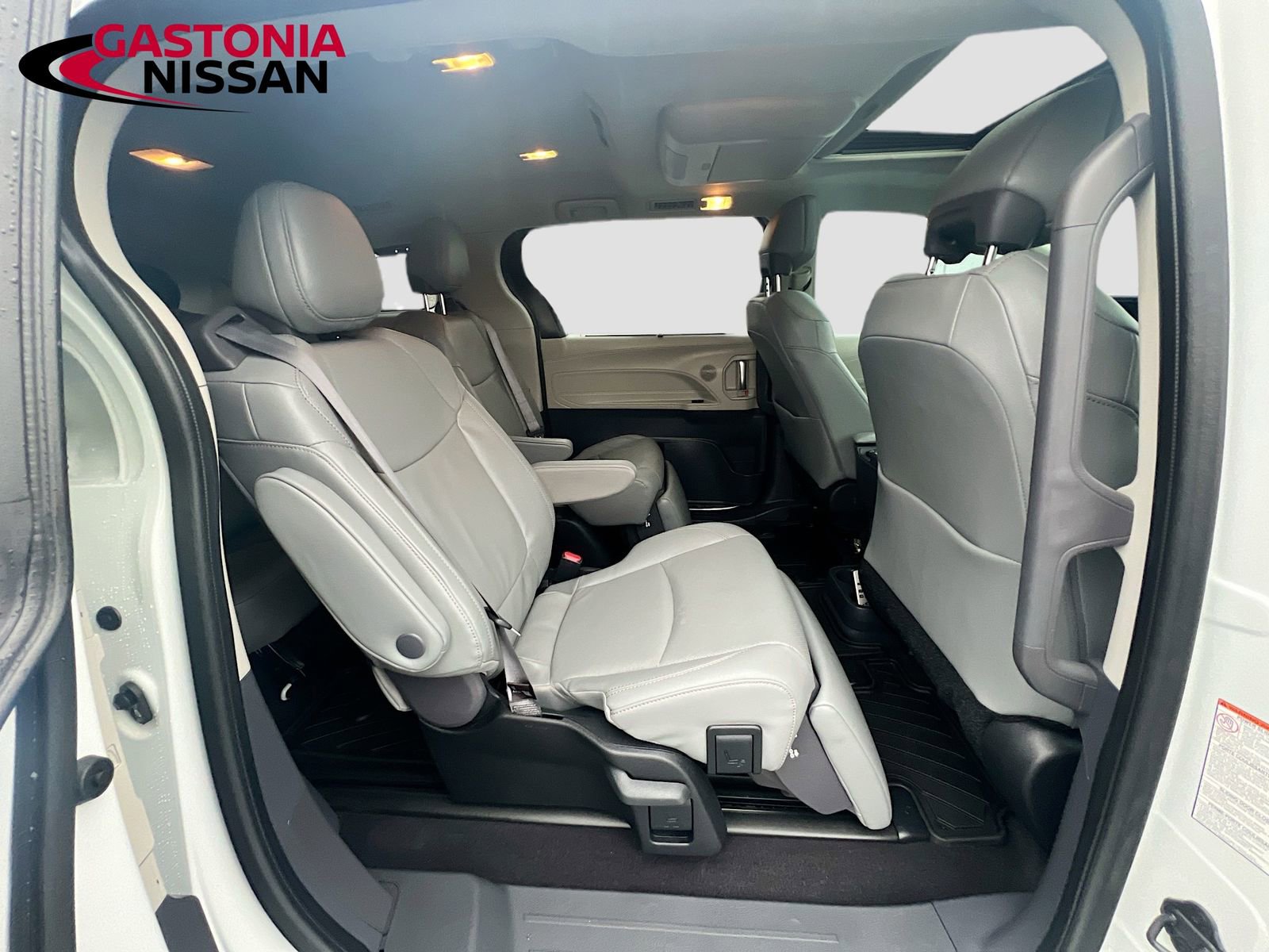 Used 2023 Toyota Sienna Limited image 38