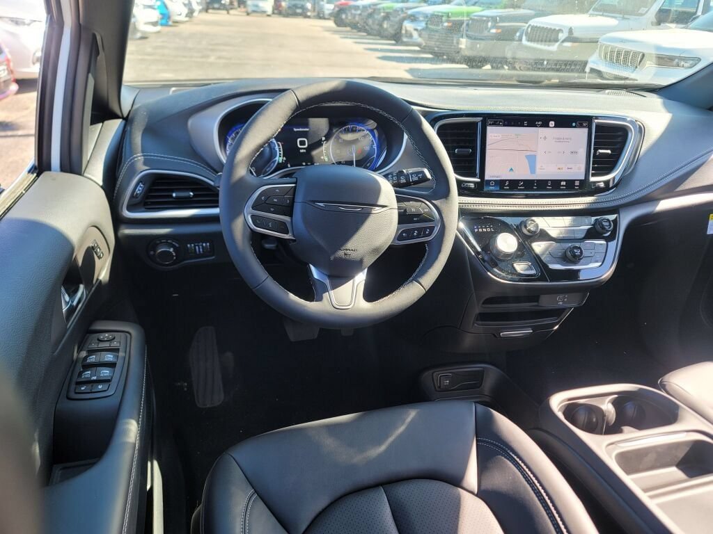 New 2027 Chrysler Pacifica Select w/ Family Tech Group AWD/4WD image 24