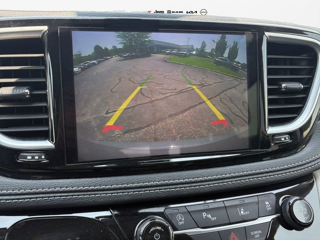 Certified 2023 Chrysler Pacifica Limited image 13