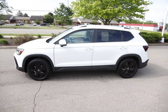 Used 2025 Volkswagen Taos SE w/ Black Wheel Package FWD image 7