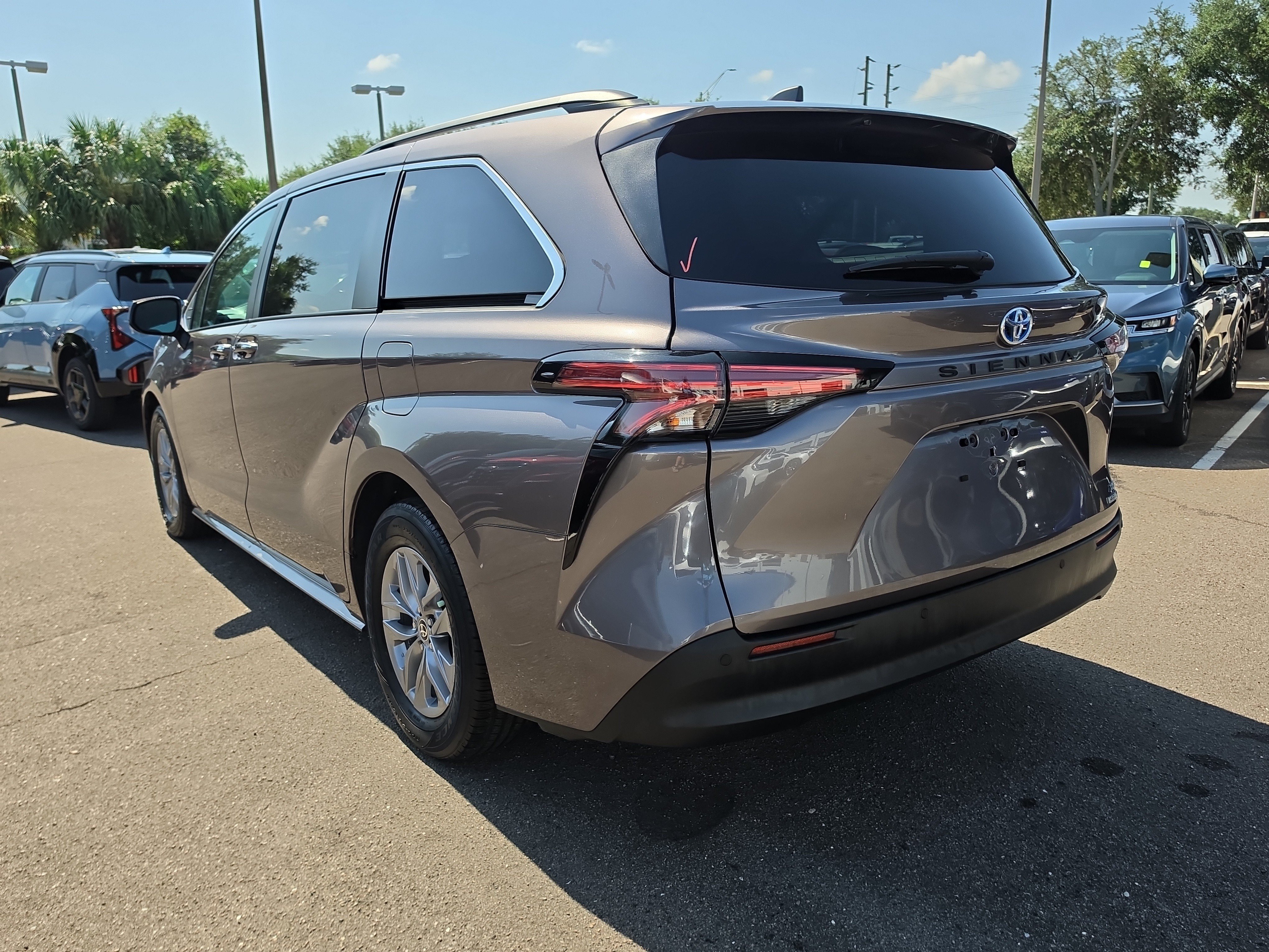 Used 2022 Toyota Sienna XLE FWD image 6