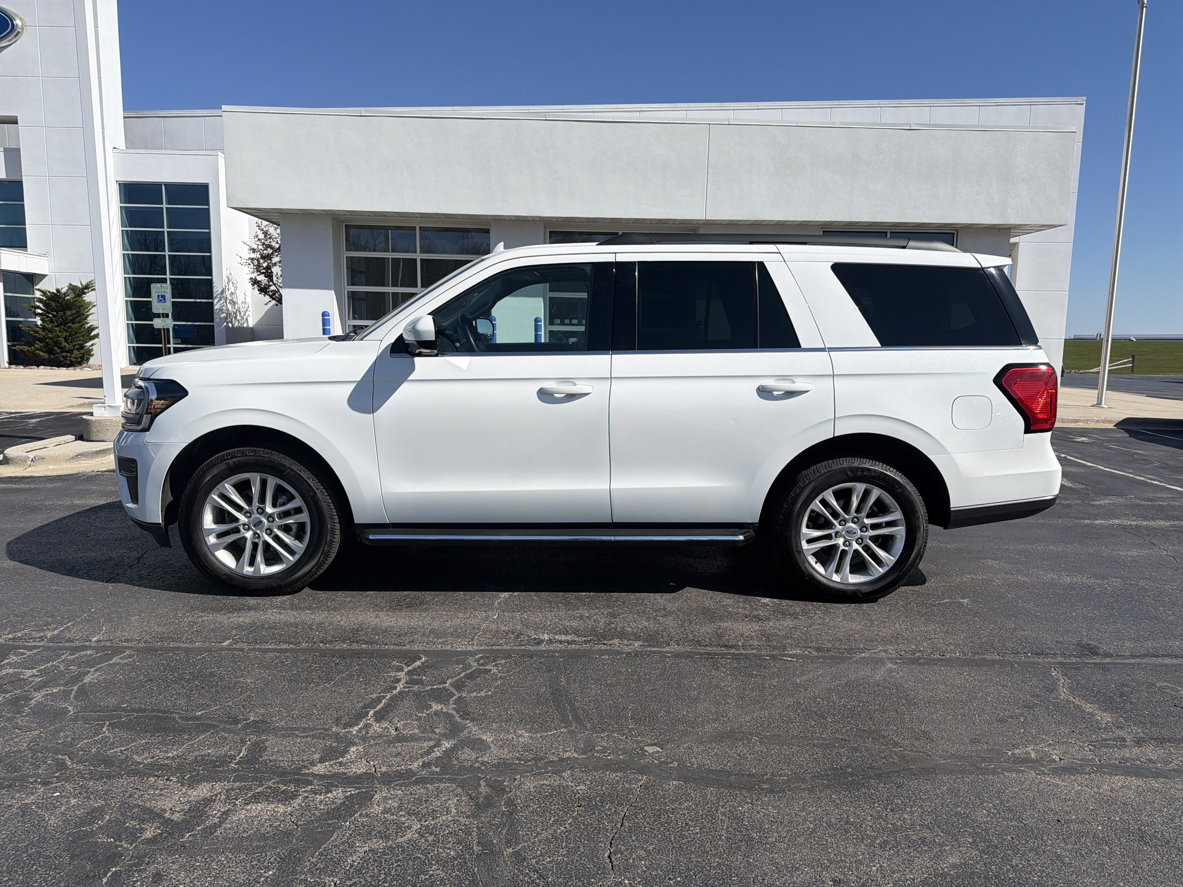 Used 2023 Ford Expedition XLT AWD/4WD image 18