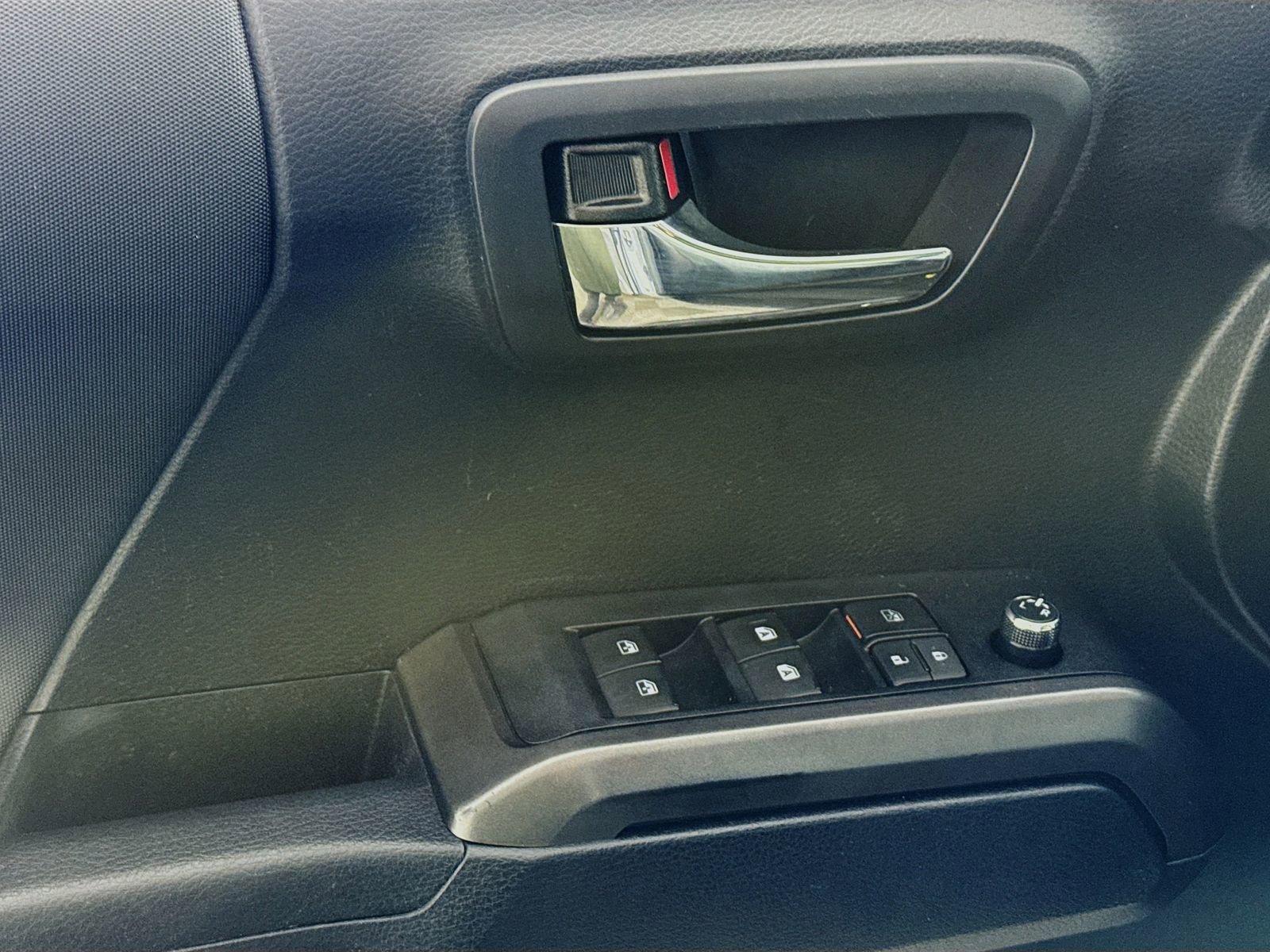 Used 2018 Toyota Tacoma TRD Off-Road image 15