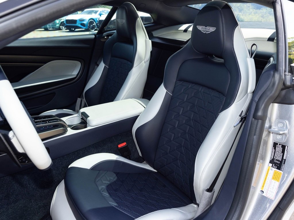 Used 2025 Aston Martin Vanquish image 3