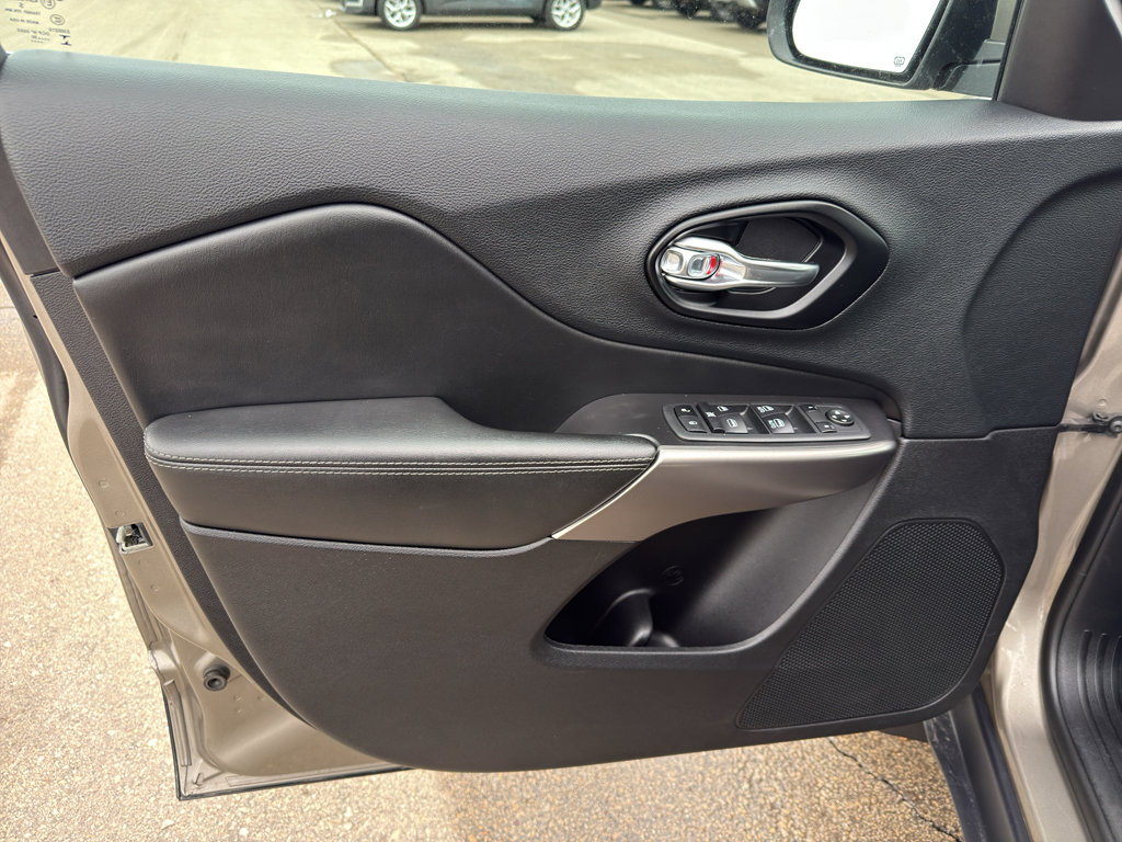 Used 2021 Jeep Cherokee Latitude Lux w/ Comfort/Convenience Group image 12