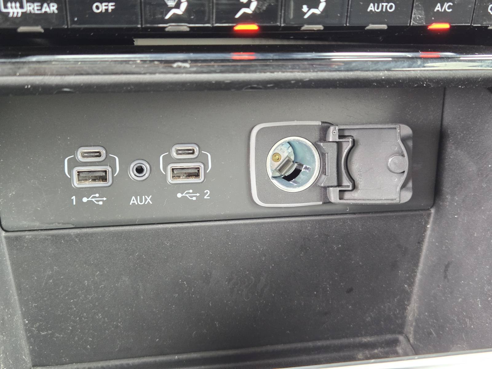 Used 2023 Jeep Grand Cherokee Laredo RWD image 12