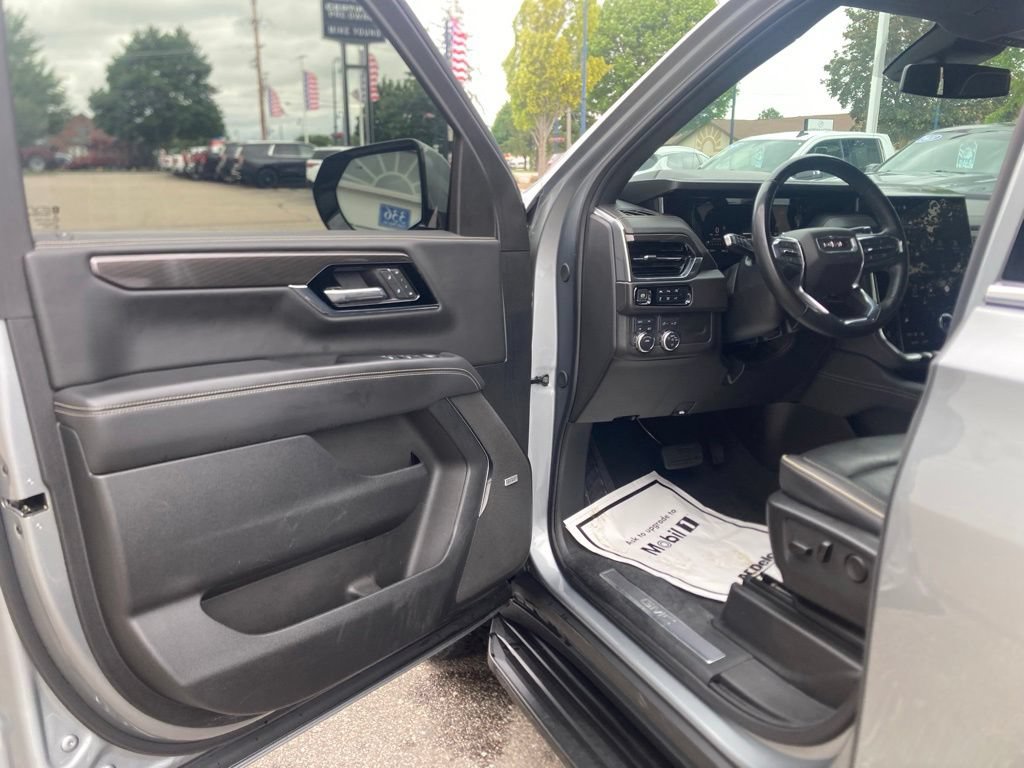 Used 2025 GMC Yukon Elevation AWD/4WD image 23