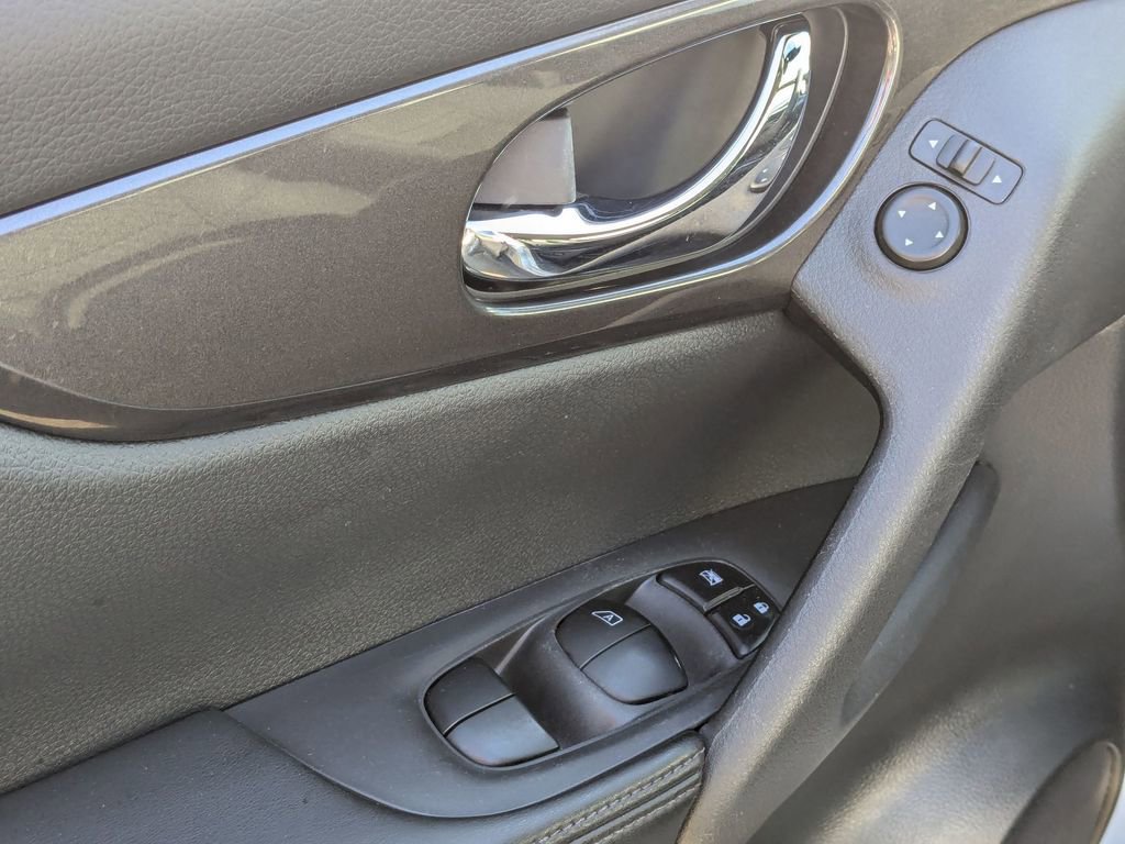 Used 2019 Nissan Rogue SV AWD/4WD image 13