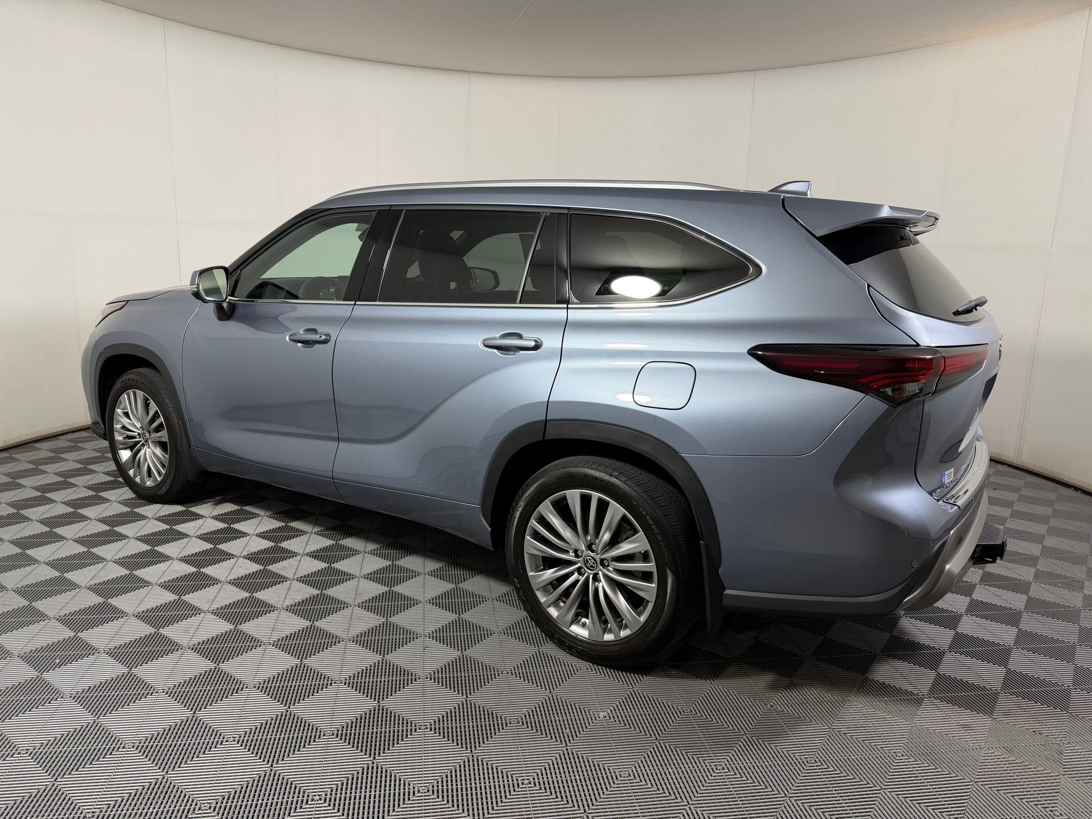 Used 2024 Toyota Highlander Platinum FWD image 24