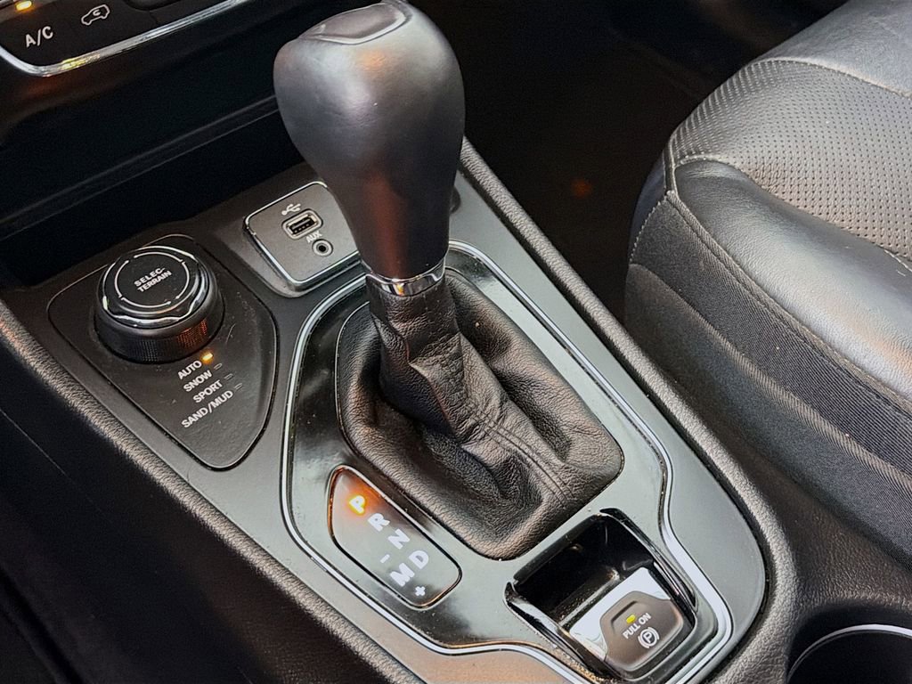 Used 2019 Jeep Cherokee Limited w/ Technology Group AWD/4WD image 20