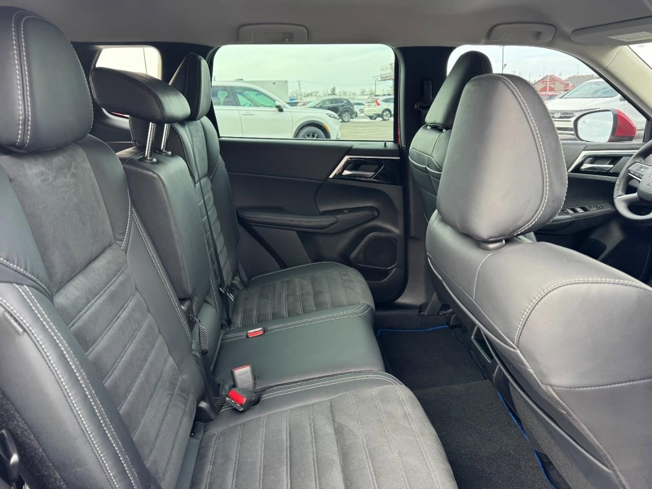 Used 2023 Mitsubishi Outlander SE image 10