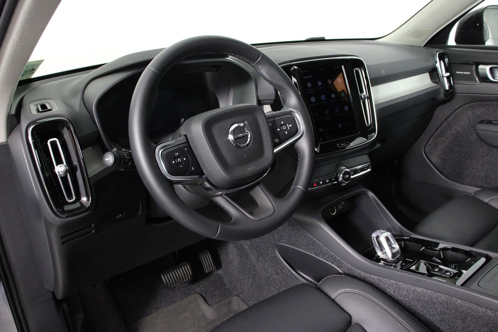 Used 2026 Volvo XC40 B5 Ultra w/ Climate Package AWD/4WD image 14