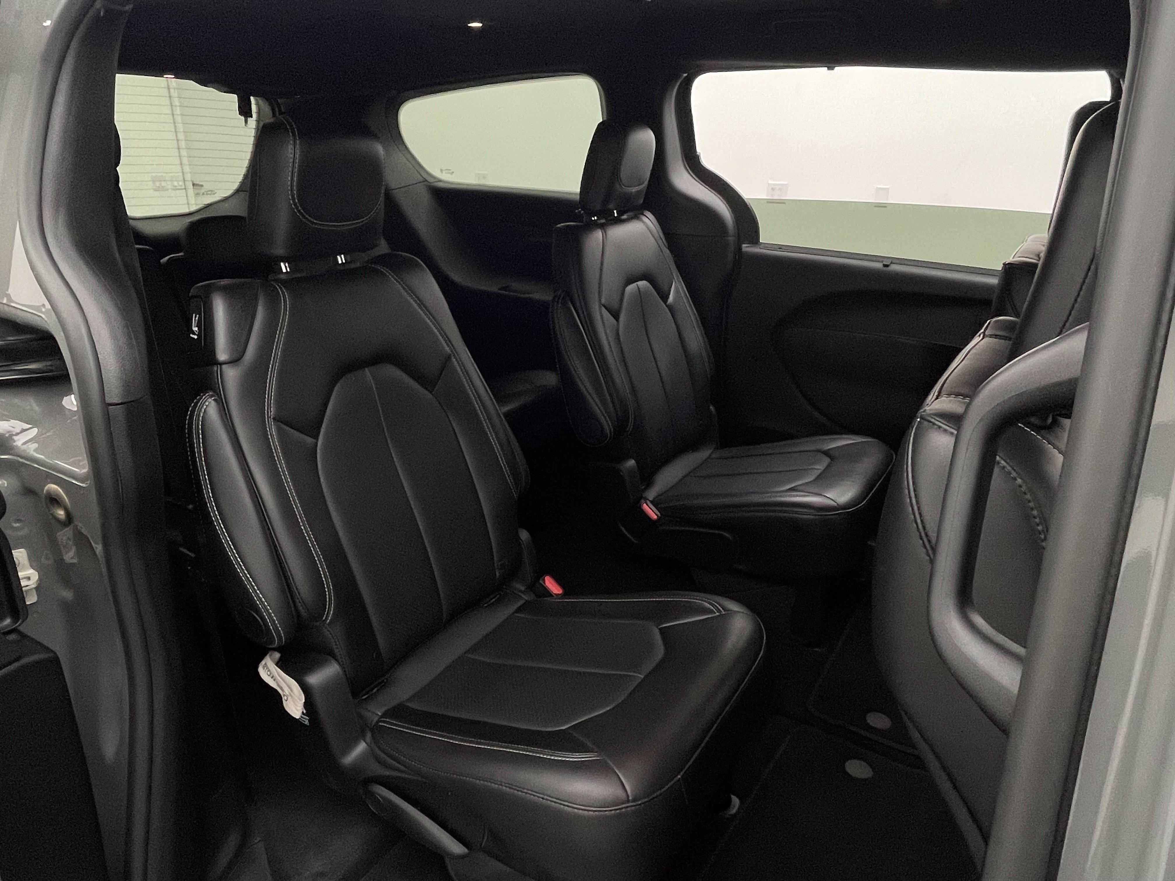 Used 2025 Chrysler Pacifica Select FWD image 37