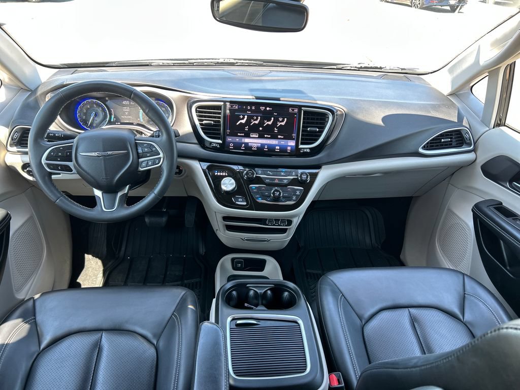 Used 2023 Chrysler Pacifica Touring-L FWD image 13