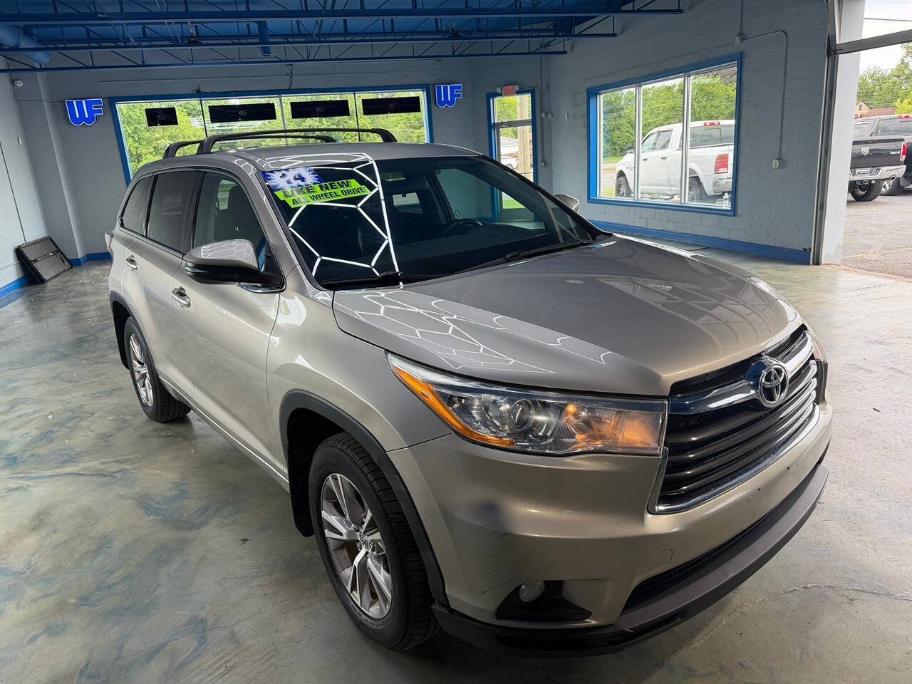 Used 2014 Toyota Highlander LE AWD/4WD image 5