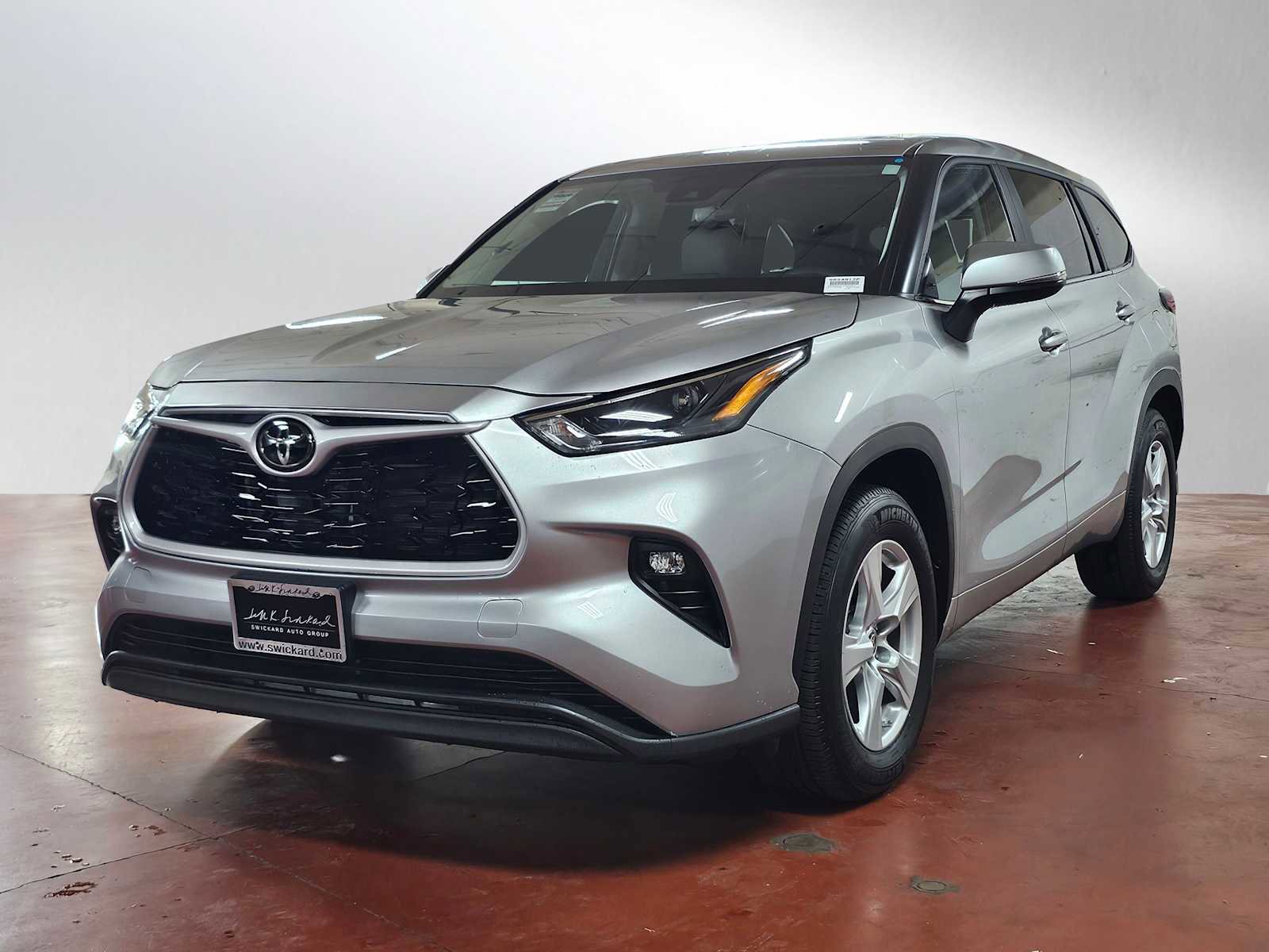 Used 2023 Toyota Highlander LE image 3