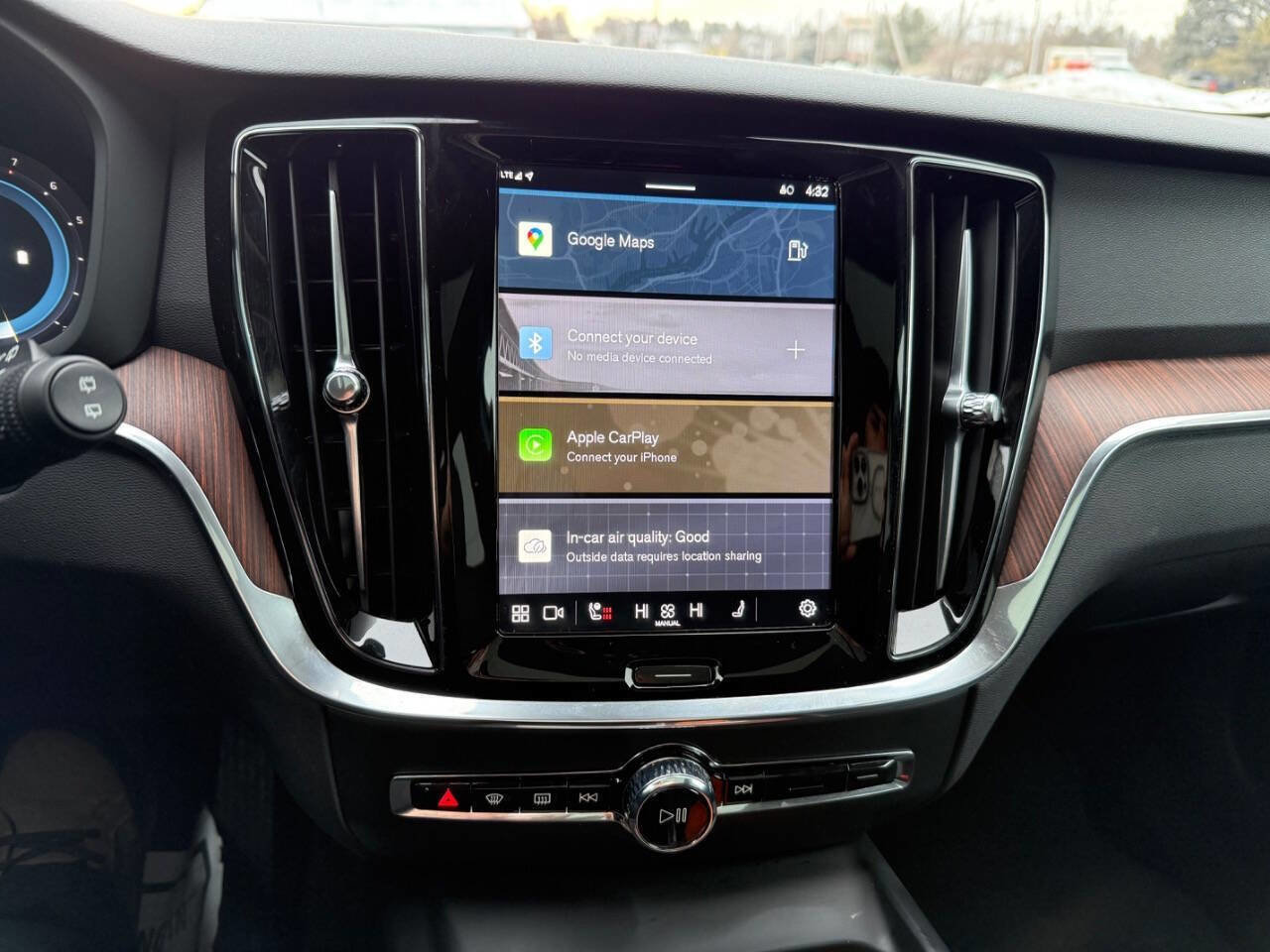 Used 2025 Volvo V60 B5 Cross Country Plus image 21