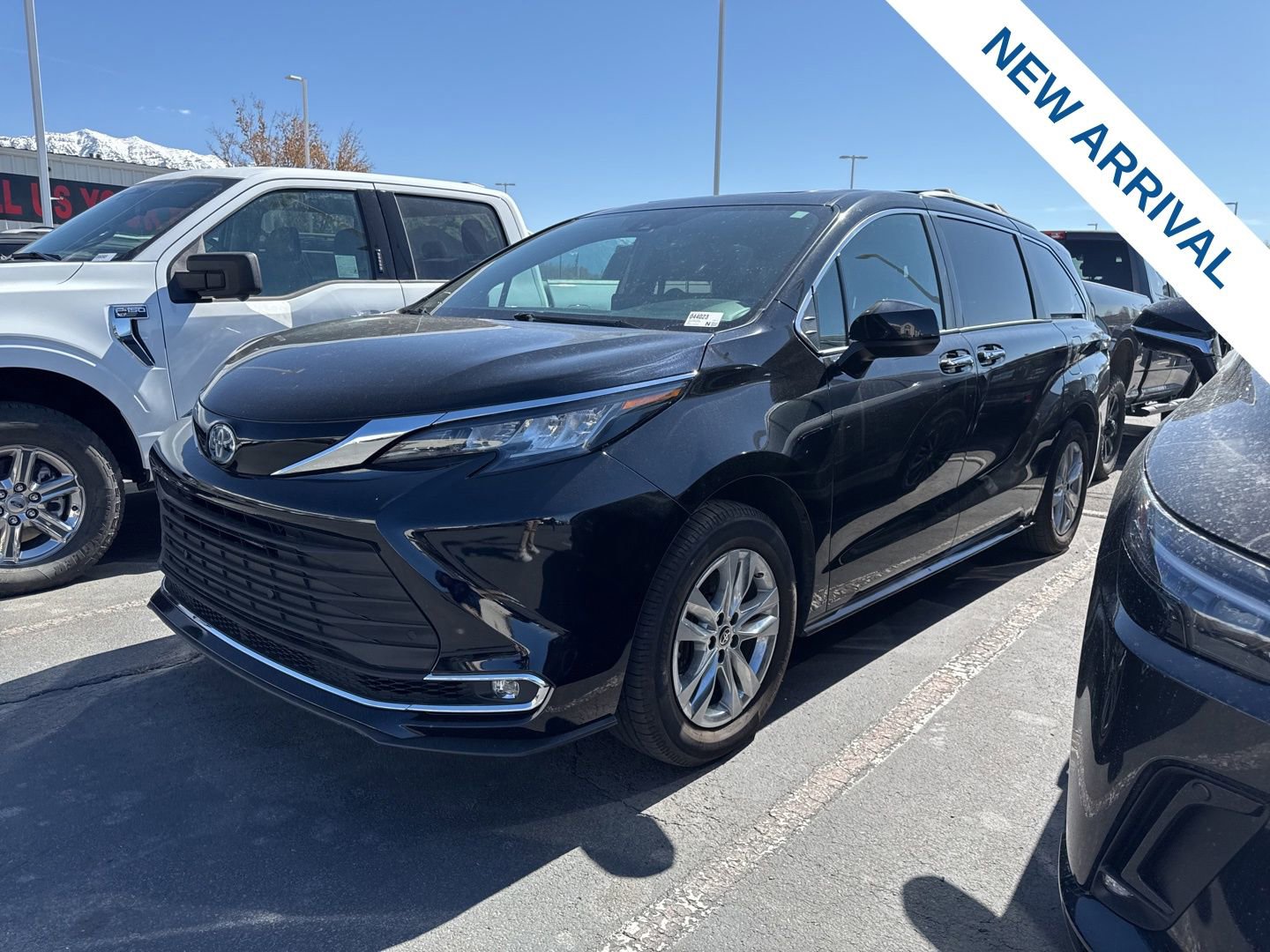 Used 2022 Toyota Sienna XLE Woodland Edition image 3