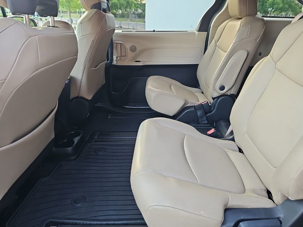 Used 2023 Toyota Sienna XLE FWD image 29