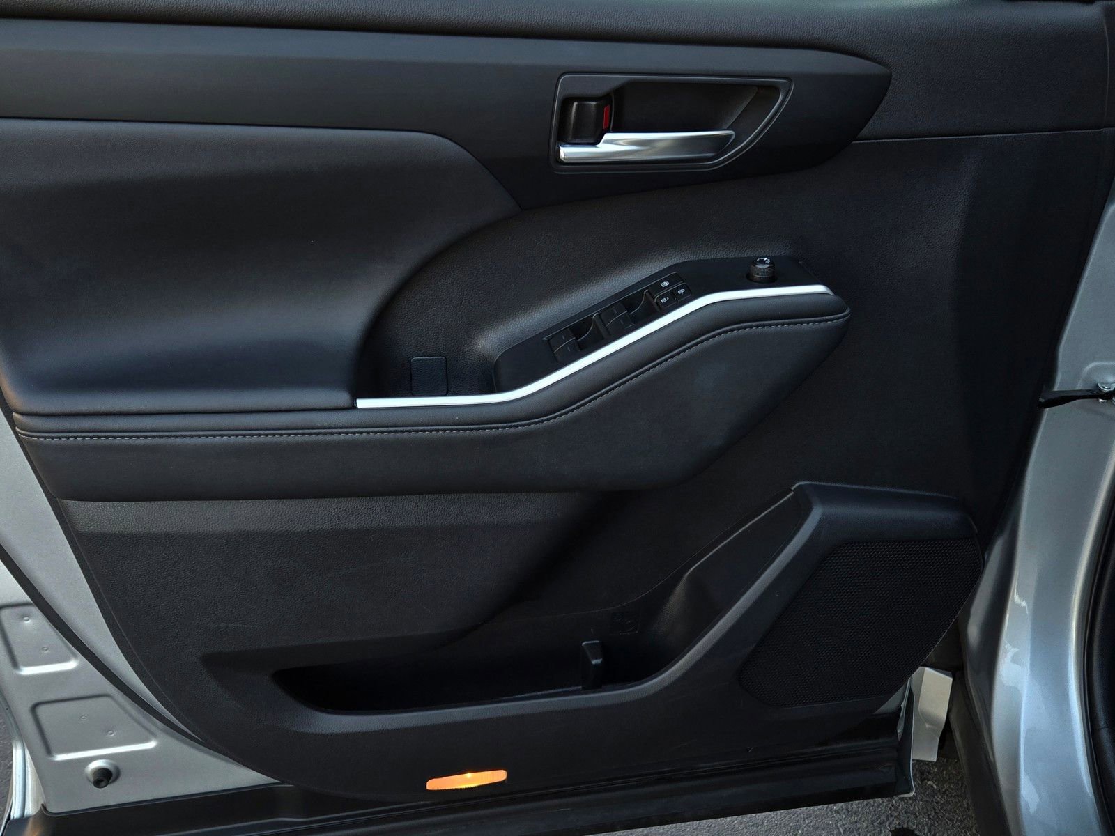 Certified 2024 Toyota Highlander XLE image 8