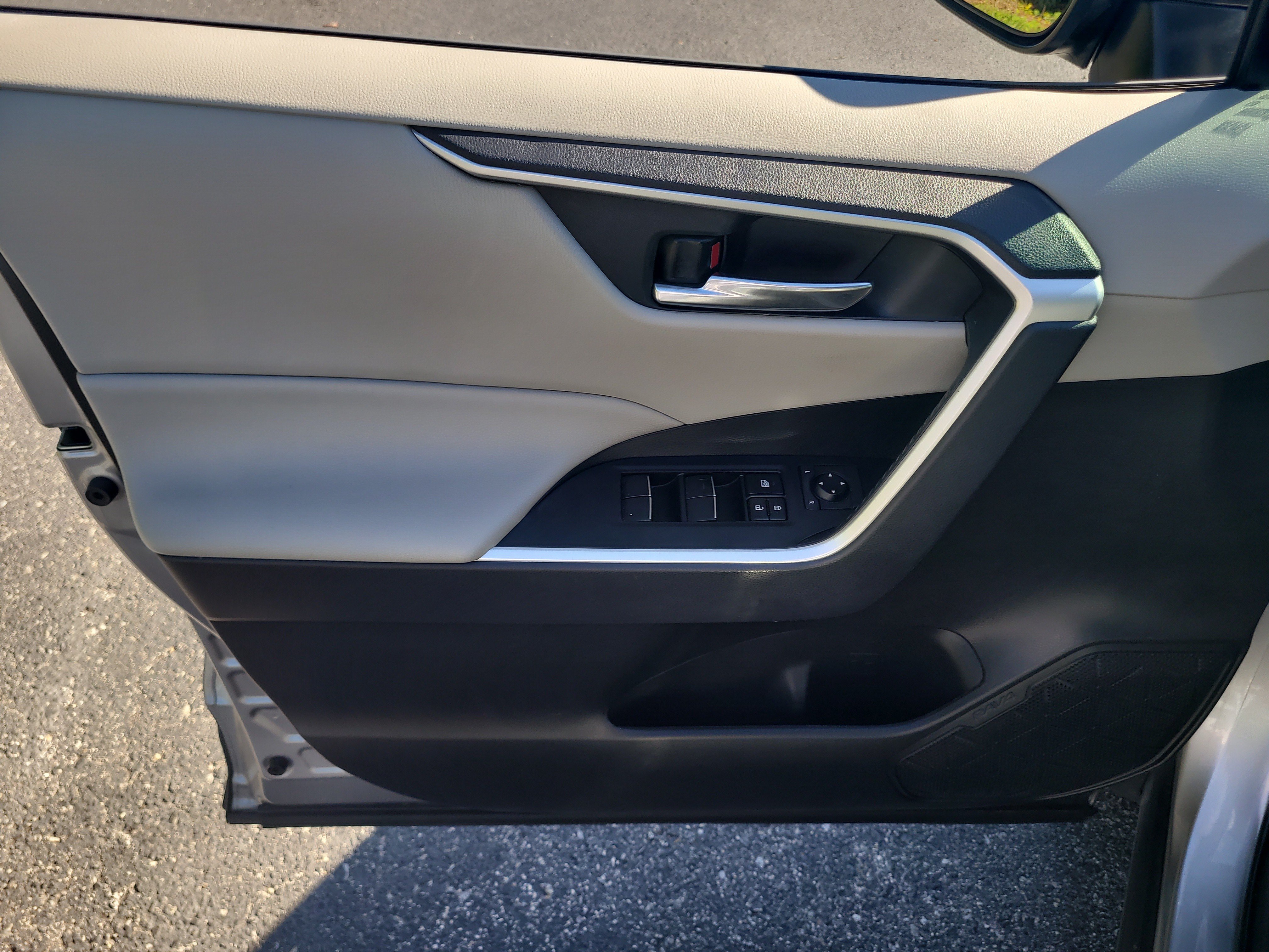 Used 2020 Toyota RAV4 XLE Premium FWD image 18