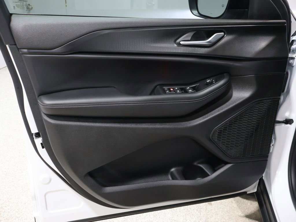 Used 2025 Jeep Grand Cherokee Laredo w/ Luxury Tech Group I image 12