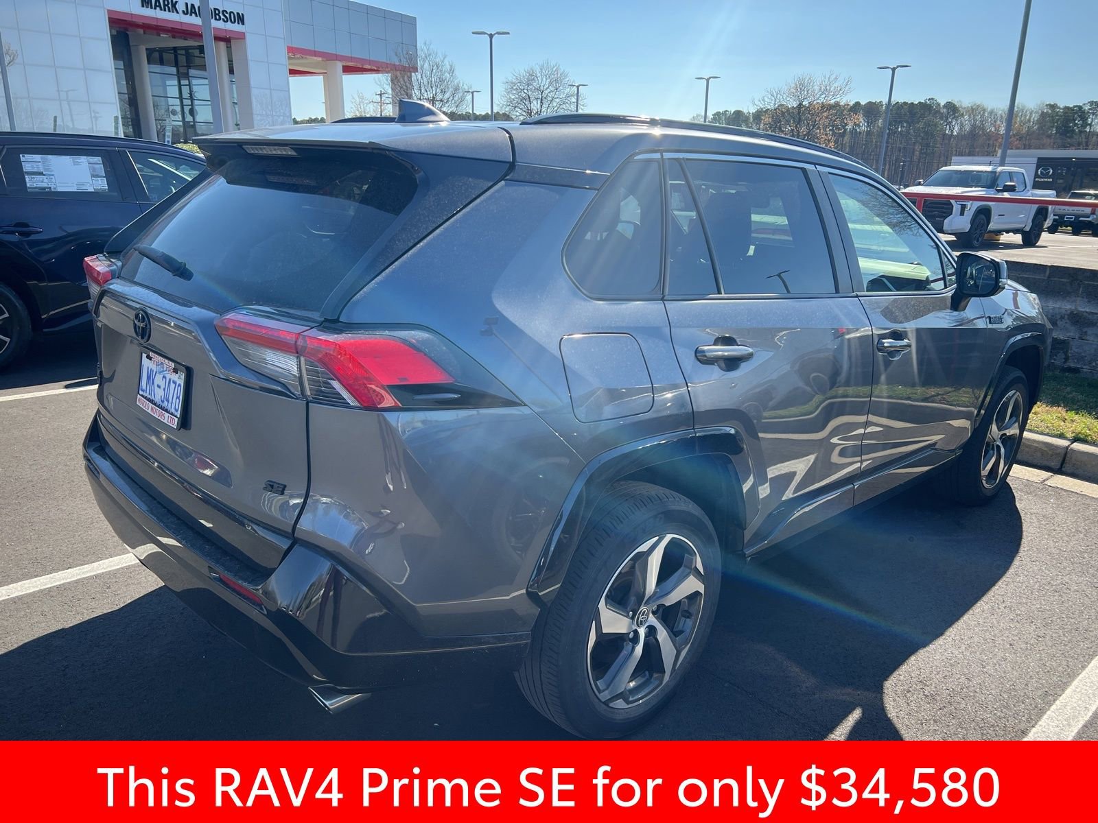Used 2023 Toyota RAV4 SE w/ Weather & Moonroof Package image 17