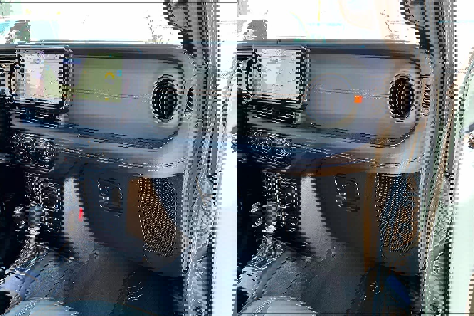 Used 2025 Jeep Gladiator Mojave AWD/4WD image 17