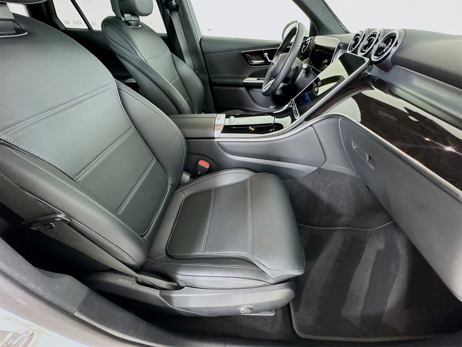 Certified 2025 Mercedes-Benz GLC 300 image 28