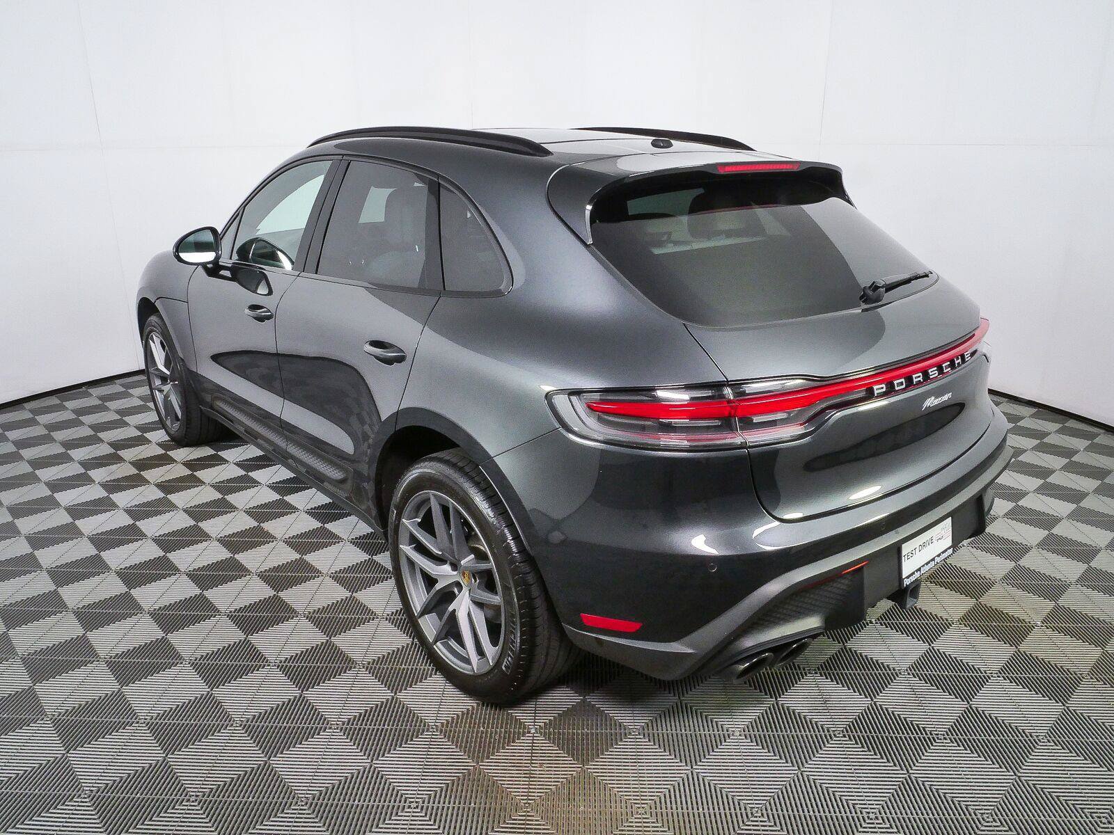 Certified 2024 Porsche Macan AWD/4WD image 3