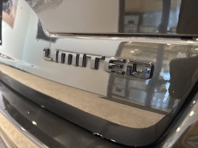 Used 2024 Jeep Grand Cherokee Limited w/ Black Appearance Package image 15