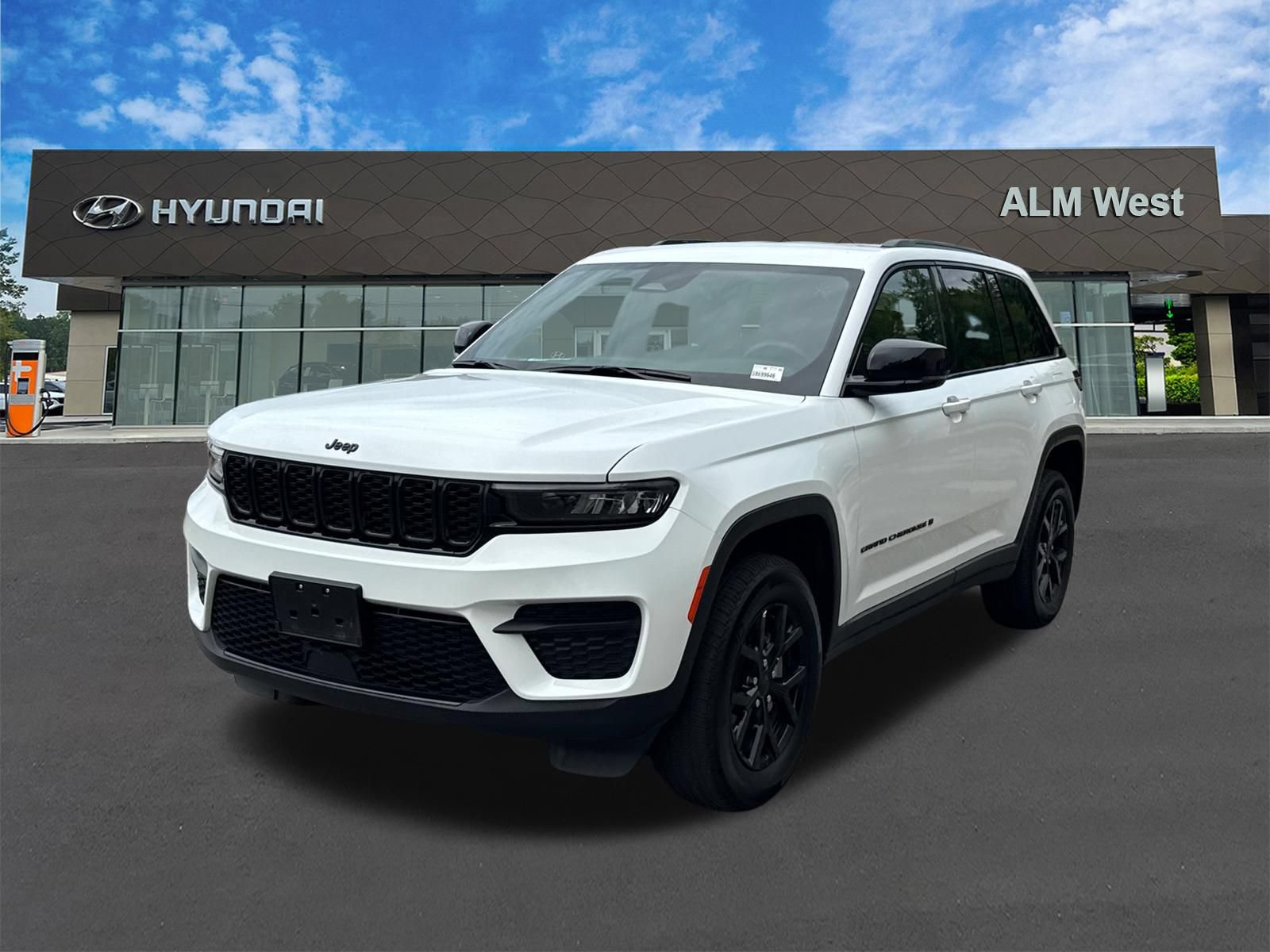 Used 2025 Jeep Grand Cherokee Altitude AWD/4WD image 1